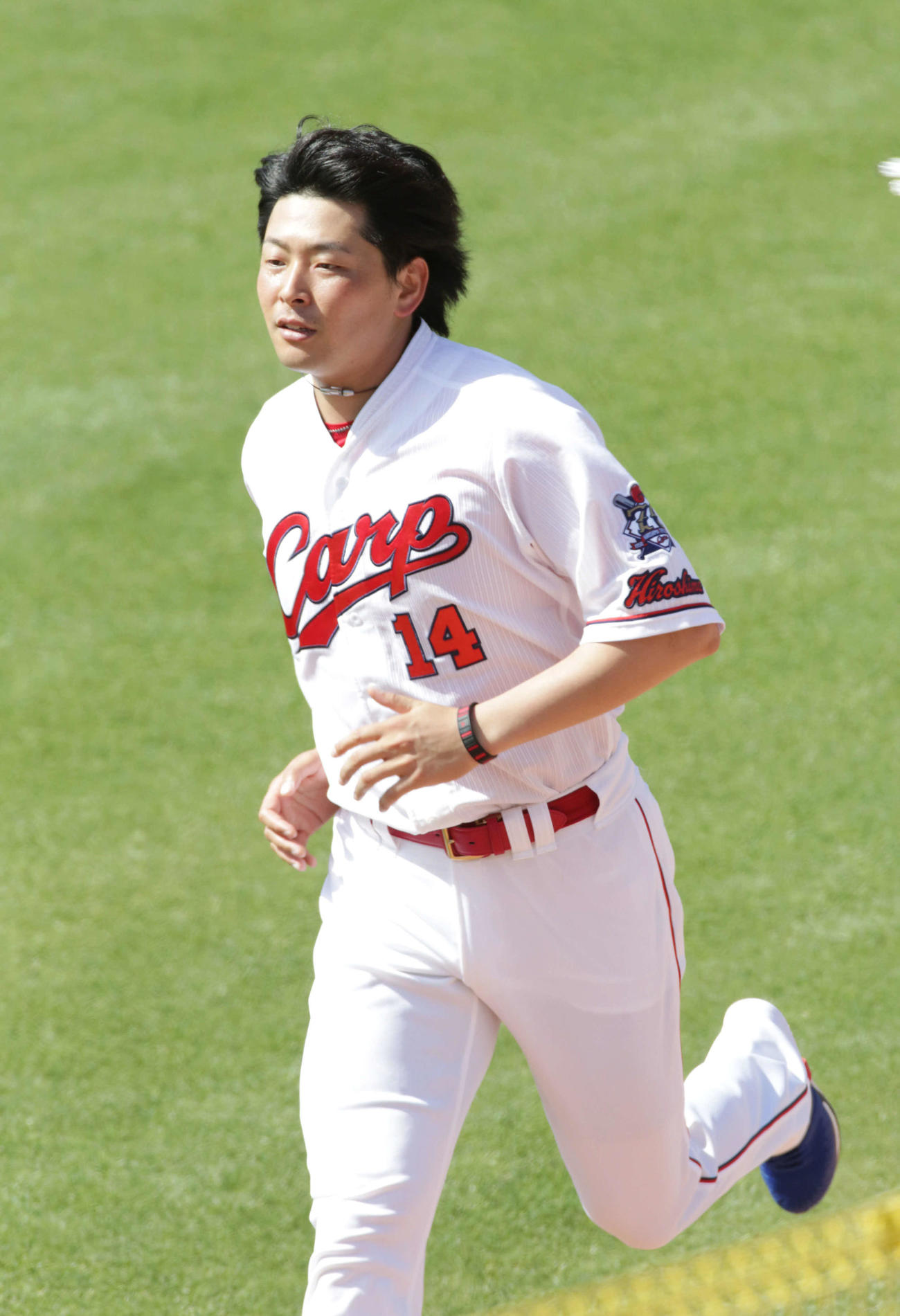 ブルペンでの投球連取後、外野で走り込む広島大瀬良（撮影・加藤孝規）