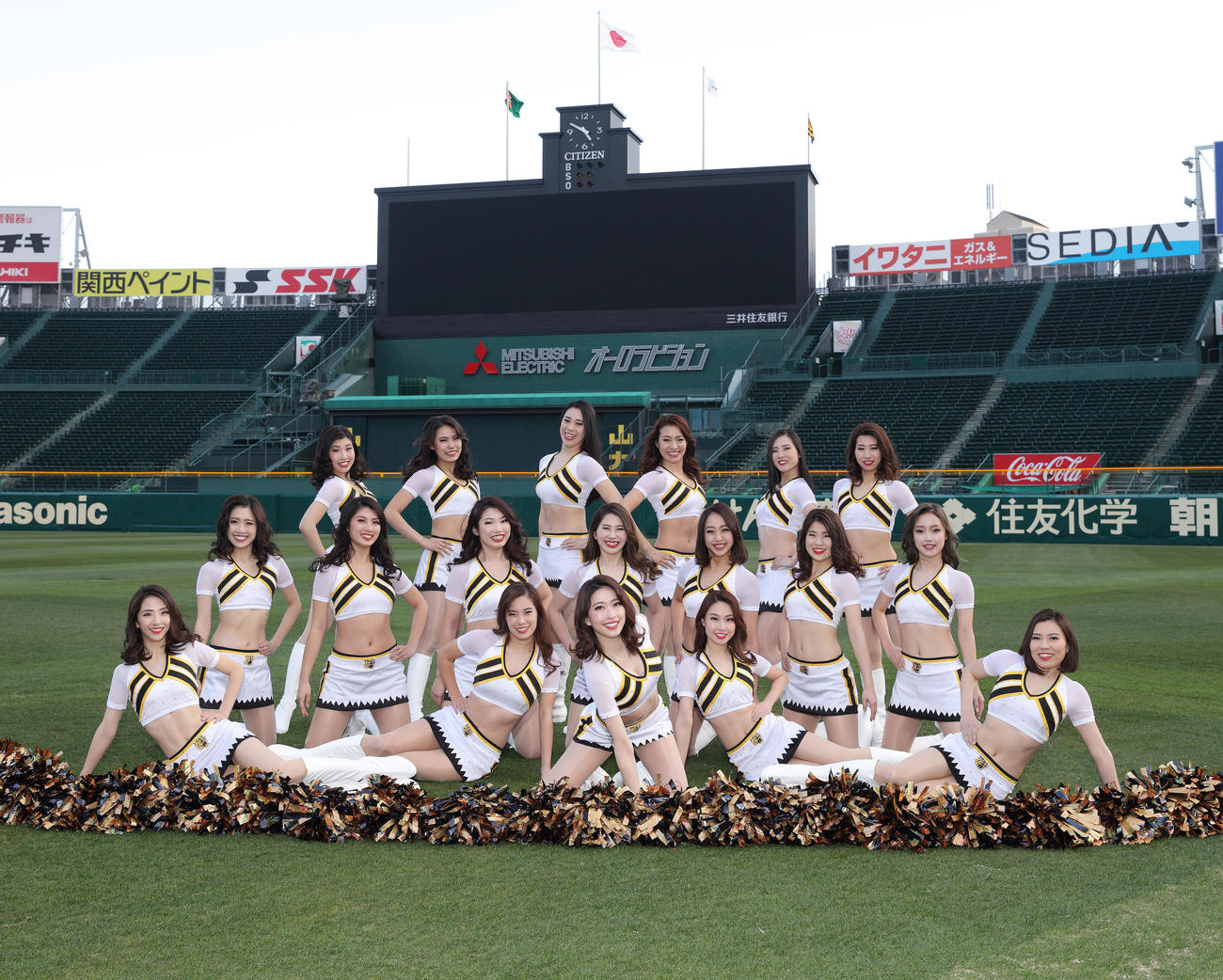 結成7年目を迎えたタイガースガールズが新ユニホームを披露する（球団提供）