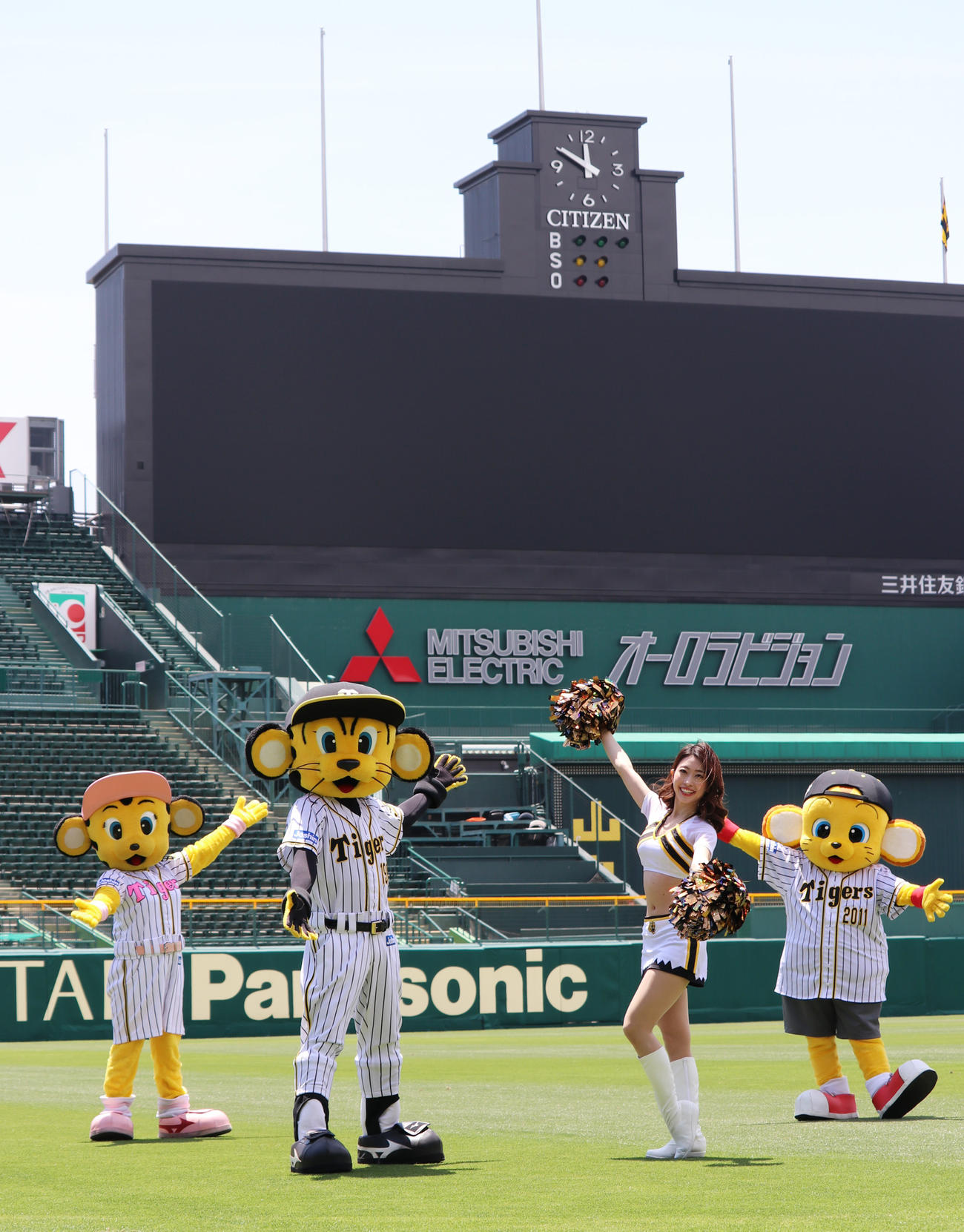 甲子園で新ユニホームを披露するタイガースガールズのMaiと球団マスコット（左からラッキー、トラッキー、キー太）（球団提供）