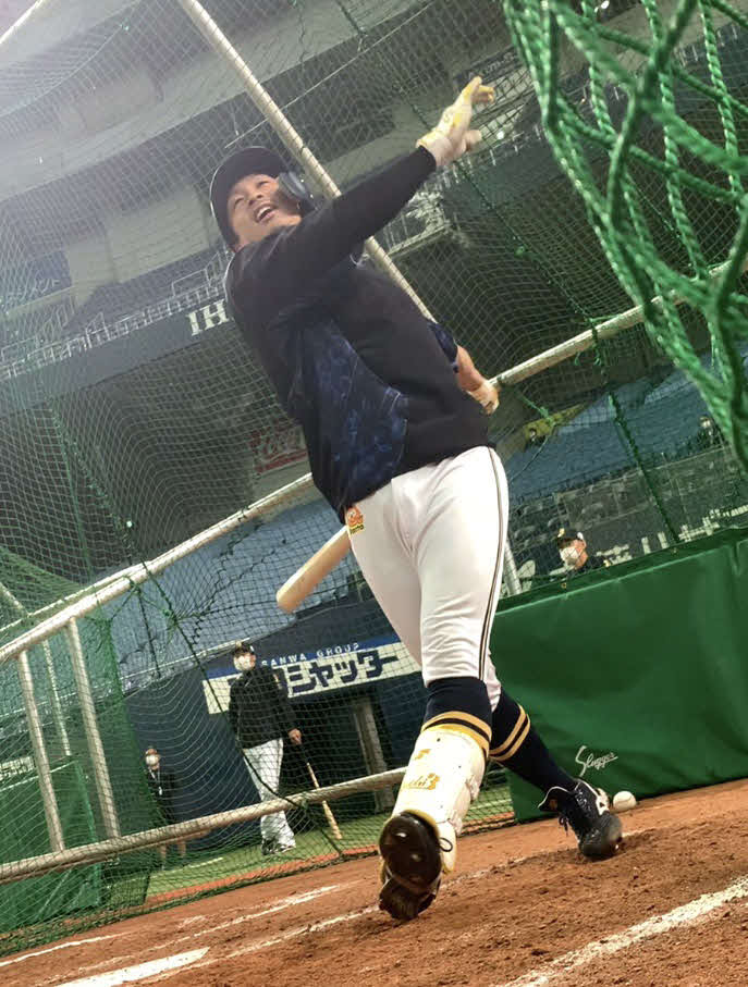 打撃練習で豪快なフォロースルーを見せるオリックス安達（球団提供）