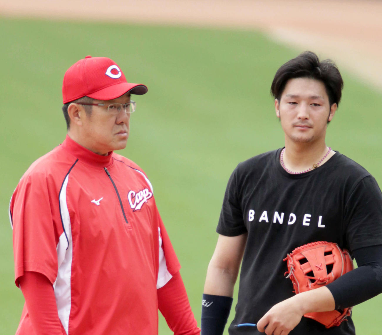 佐々岡監督に呼び止められ、叱られる広島床田（右）（撮影・加藤孝規）