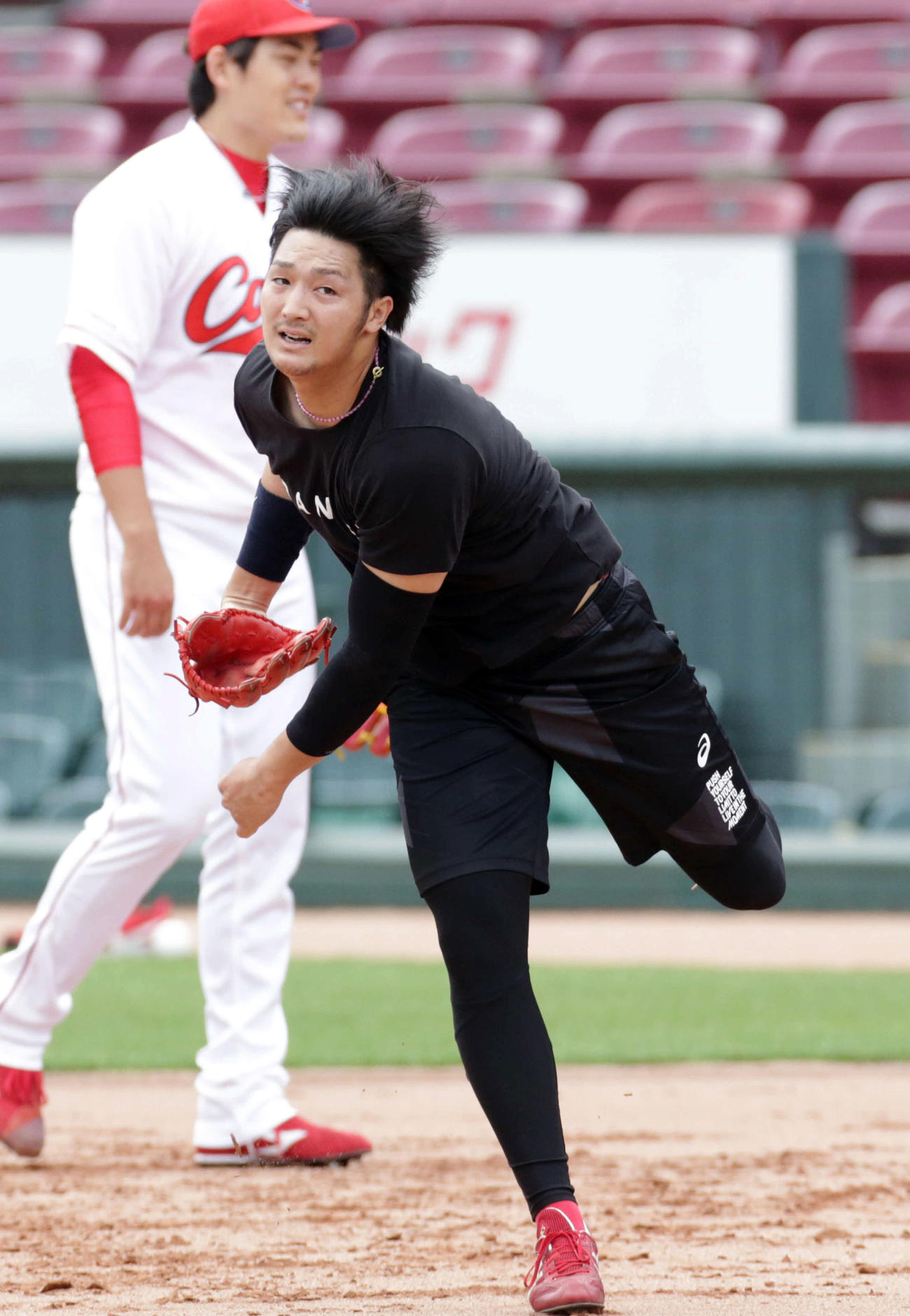 ノックを受ける広島床田（撮影・加藤孝規）