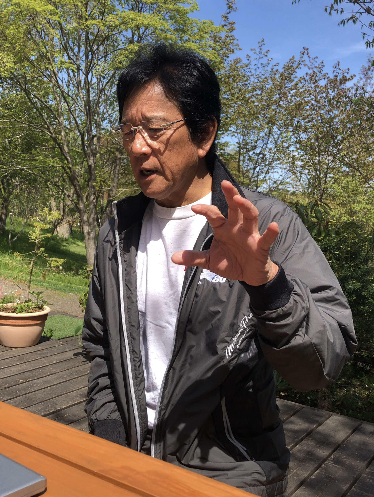 栗山町の「栗の樹ファーム」でオンライン取材を受ける日本ハム栗山監督（球団提供）
