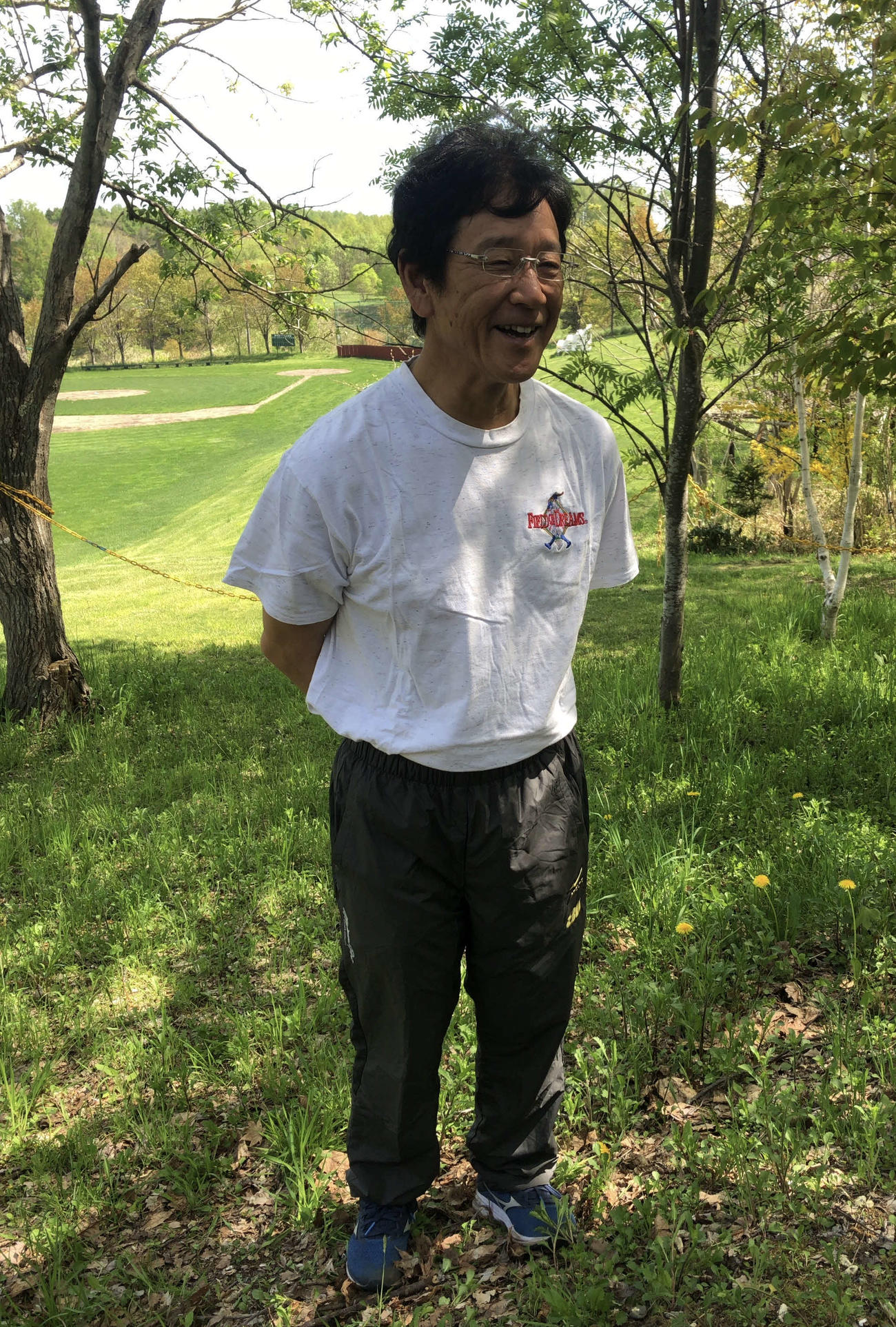 栗山町の「栗の樹ファーム」でオンライン取材を受ける日本ハム栗山監督（球団提供）