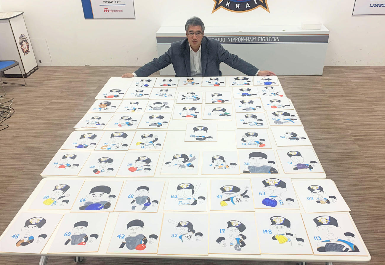 作成中の似顔絵を並べる日本ハム木田投手コーチ