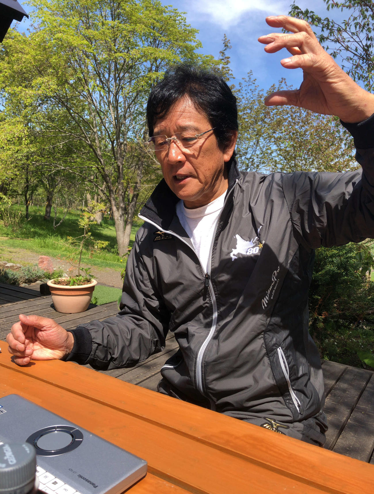 栗山町の「栗の樹ファーム」でオンライン取材を受ける日本ハム栗山監督（球団提供）