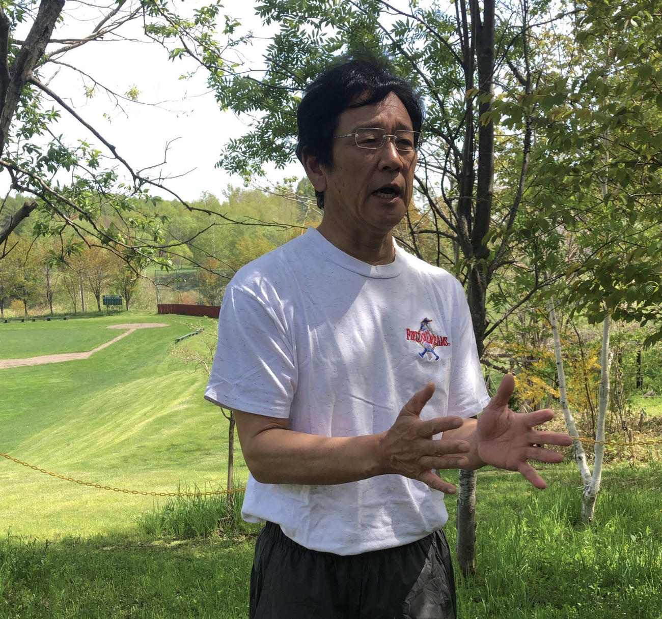 栗山町の「栗の樹ファーム」でオンライン取材を受ける日本ハム栗山監督（球団提供）