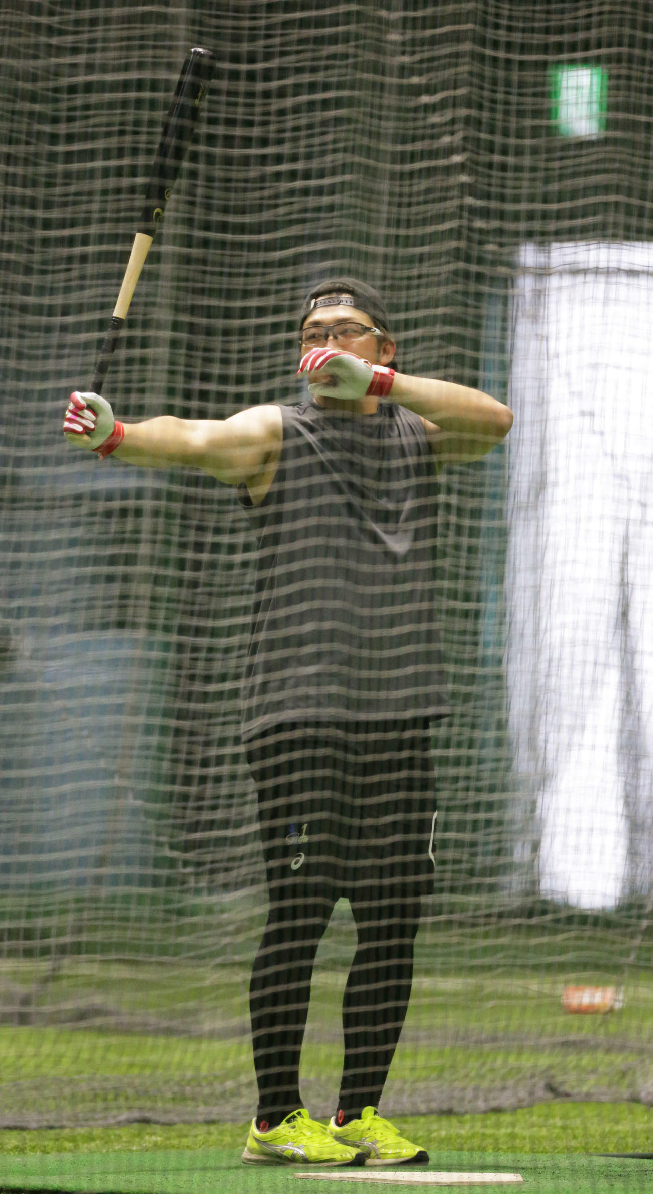 イチローの物まねをしながら、左打ちをする広島鈴木誠（撮影・加藤孝規）