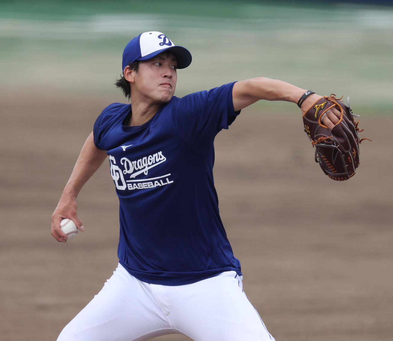 マウンドで投球練習をする梅津