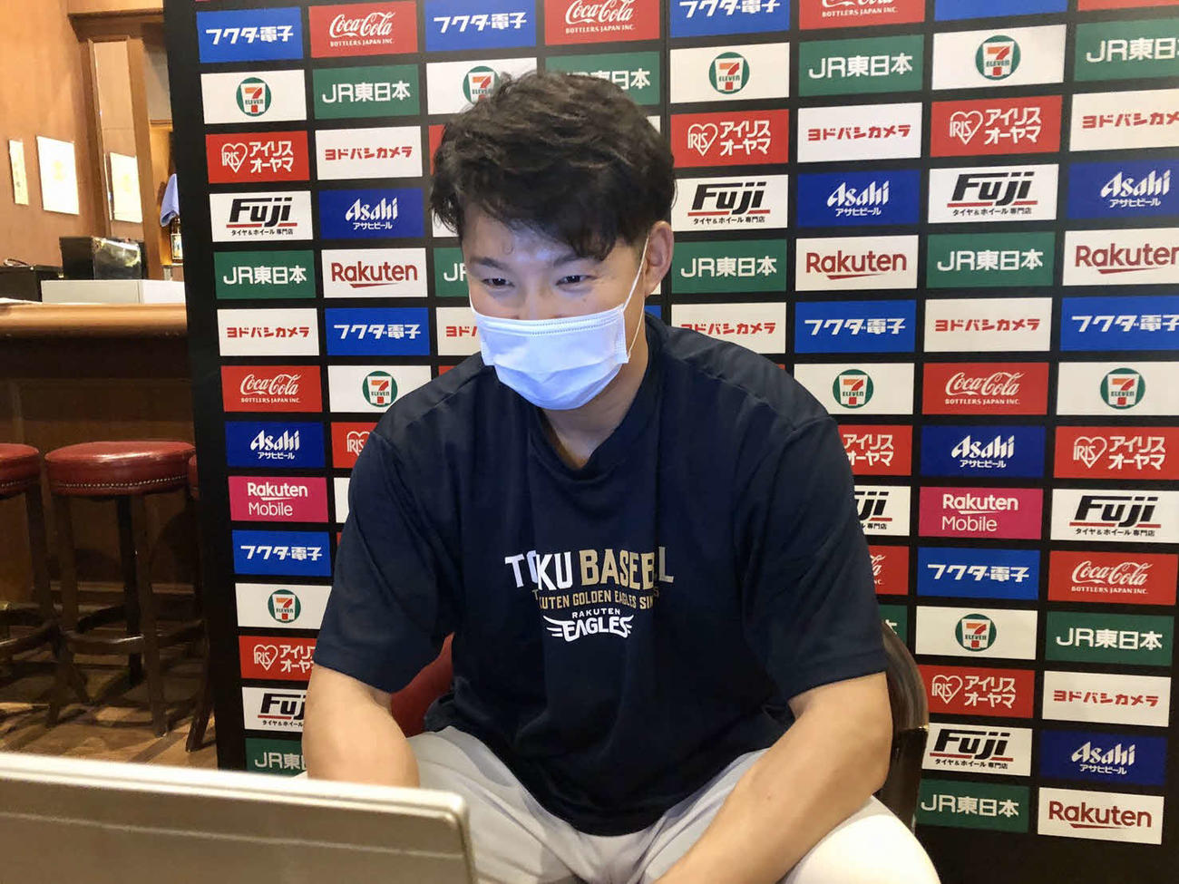 オンライン取材を受ける楽天森原（球団提供）