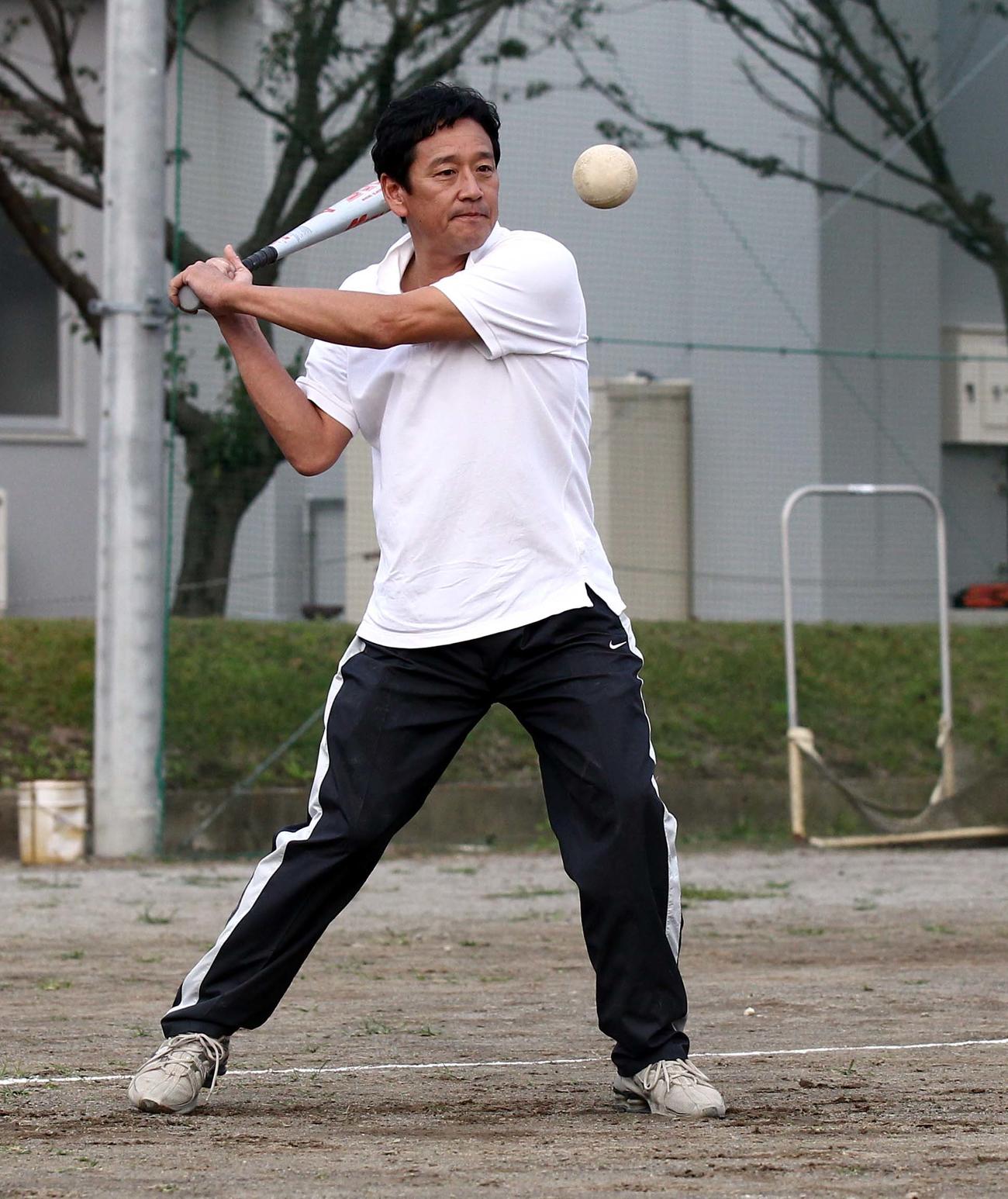 11年10月17日、白鴎大でのソフトボールの授業でノックをする栗山氏