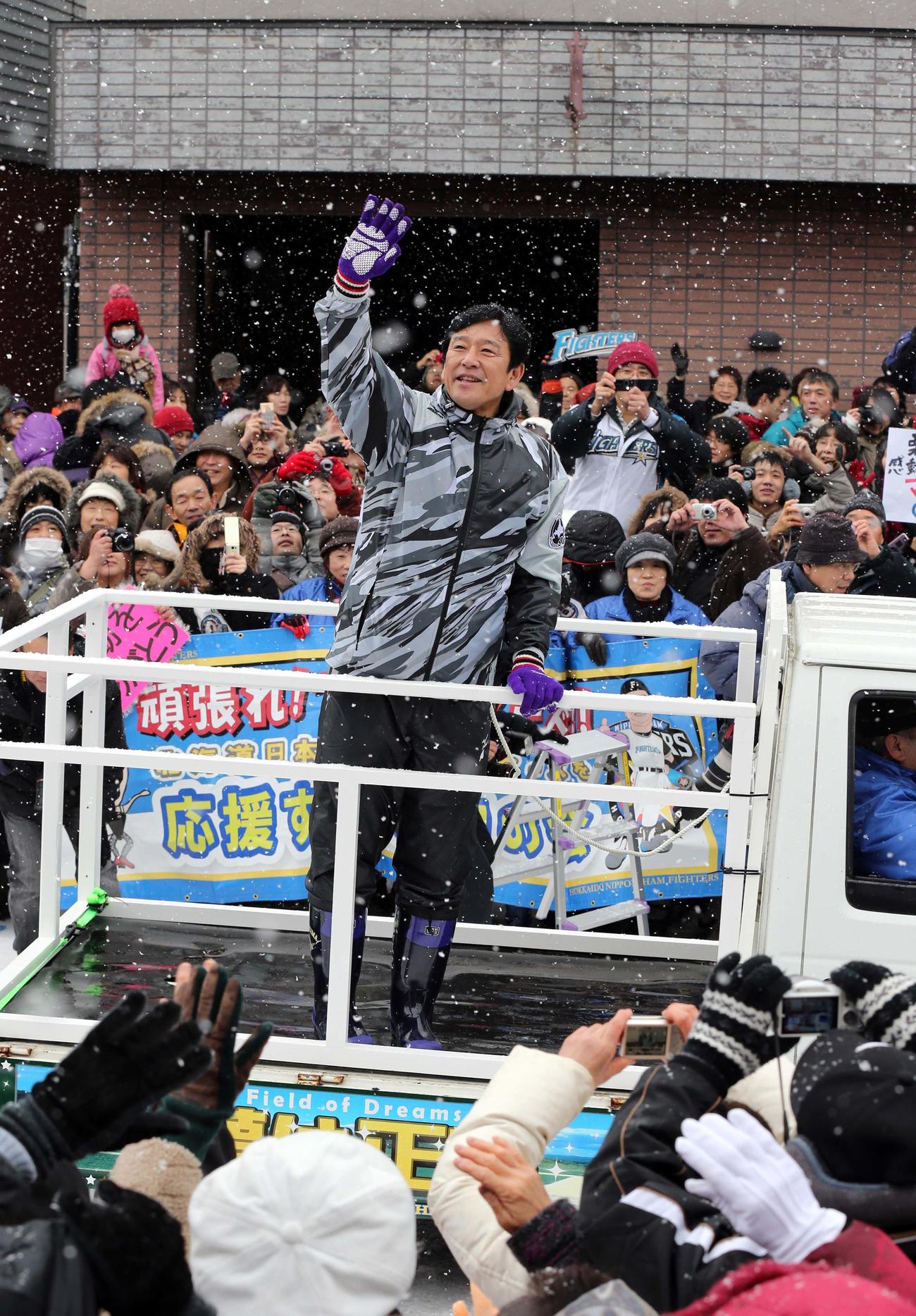 12年12月22日、栗山町での「栗山監督優勝パレード」で手を振る