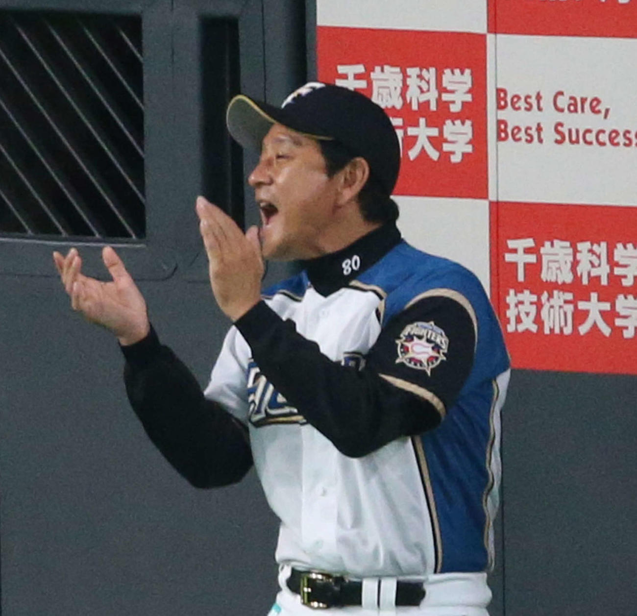 13年6月16日、栗山監督は監督通算100勝目を挙げた試合で手をたたく