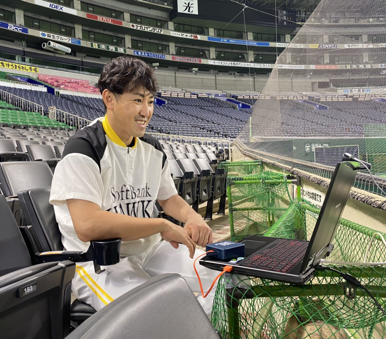 オンラインミーティングでファンと交流するソフトバンク内川（球団提供）