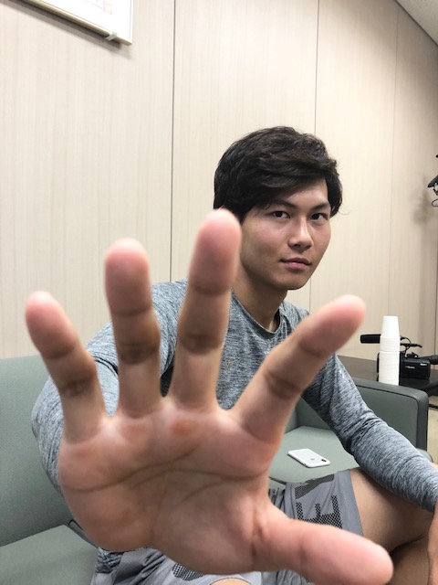 浦和球場での自主練習後に質問に回答するロッテ藤原