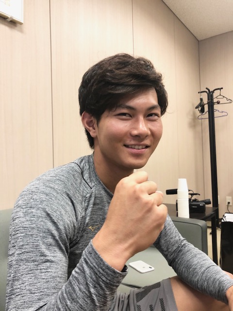 浦和球場での自主練習後に質問に回答するロッテ藤原