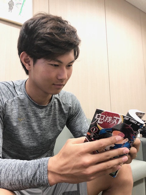 「鬼滅の刃」の1巻を読むロッテ藤原