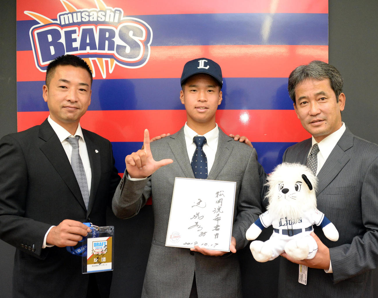 西武ドラフト3位松岡洸希投手（中央）と鈴木敬洋スカウト（左）。右は潮崎哲也編成グループディレクター