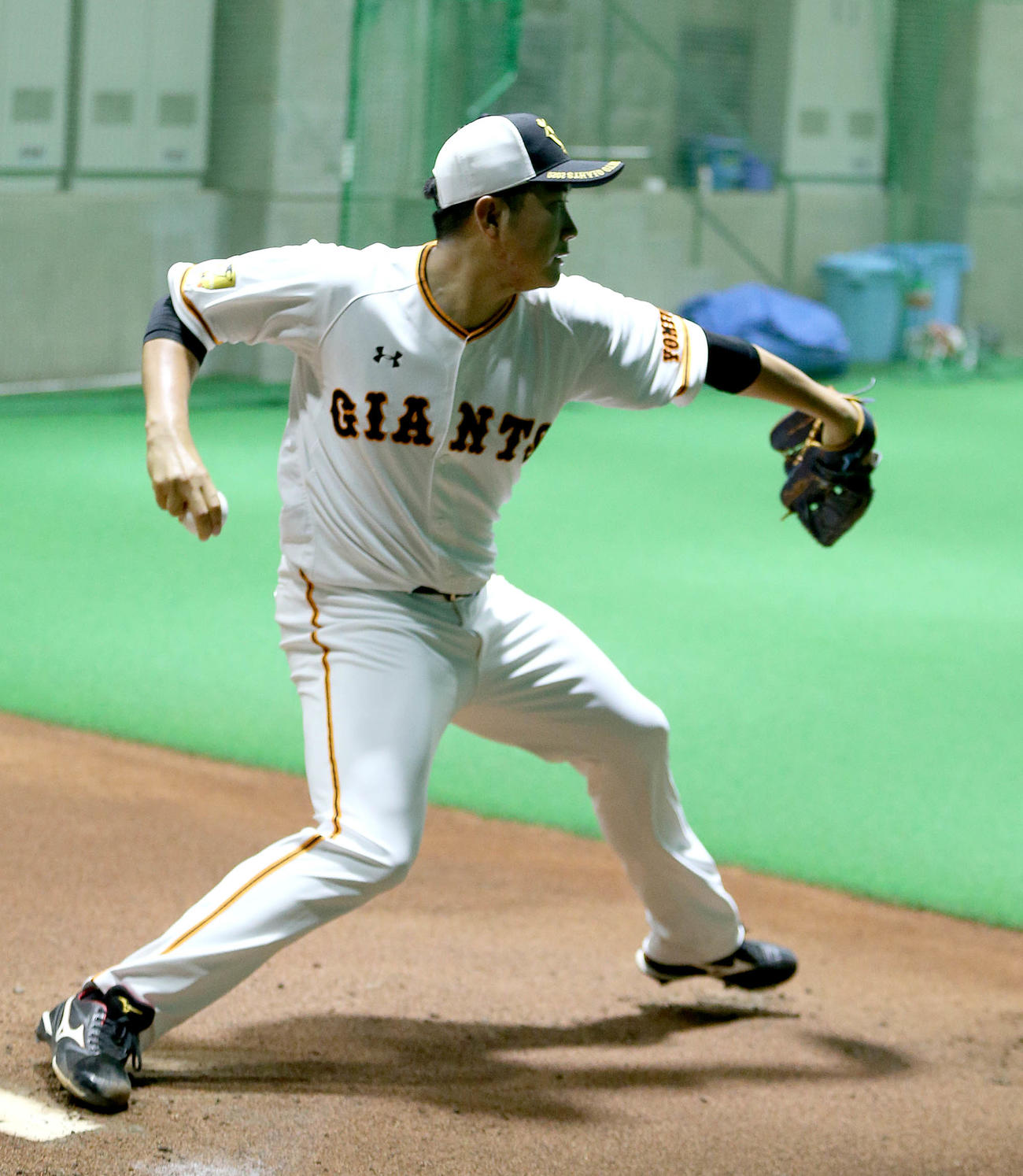 ブルペン投球する巨人菅野