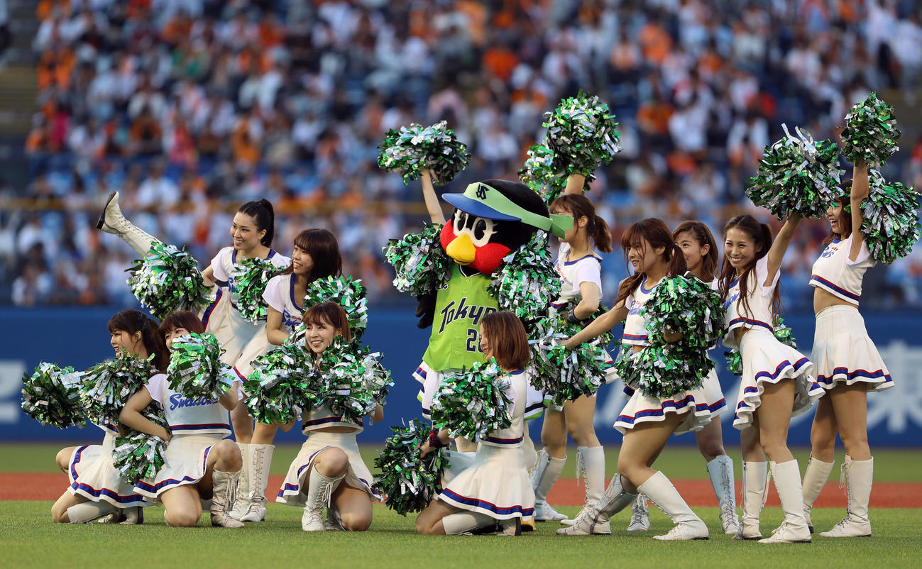 ヤクルト対巨人　試合前にダンスパフォーマンスを披露するPassionのメンバーたち（2019年4月25日撮影）