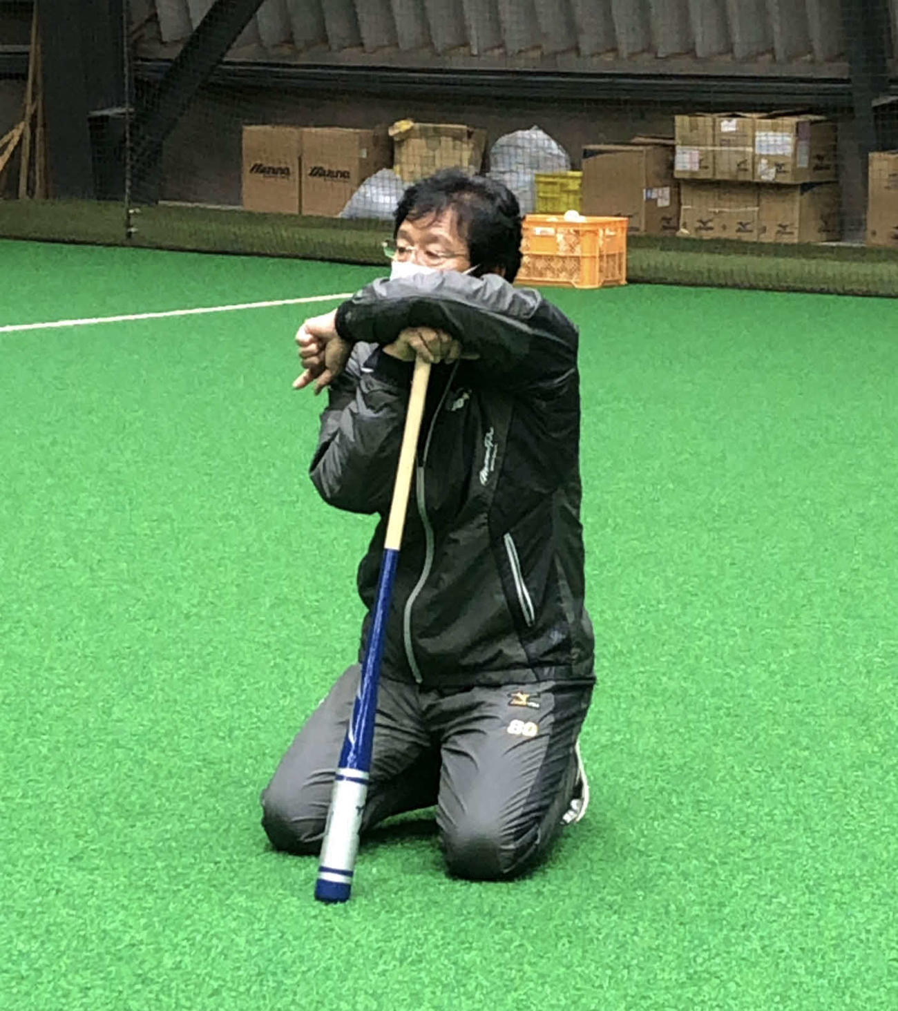 札幌市内の施設で始まったグループ練習に参加し、マスク着用で練習を見守った日本ハム栗山監督（球団提供）