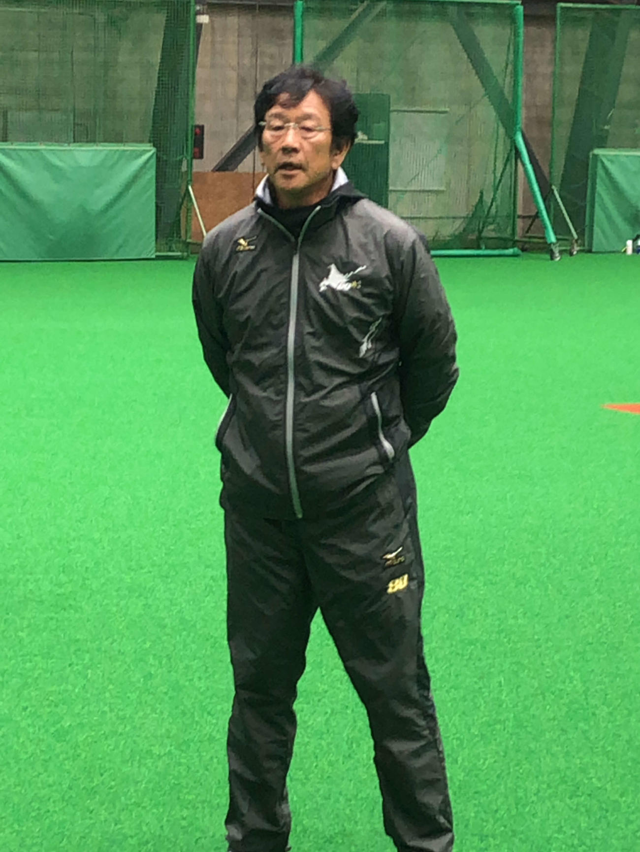 札幌市内の施設で始まったグループ練習に参加した日本ハム栗山監督（球団提供）
