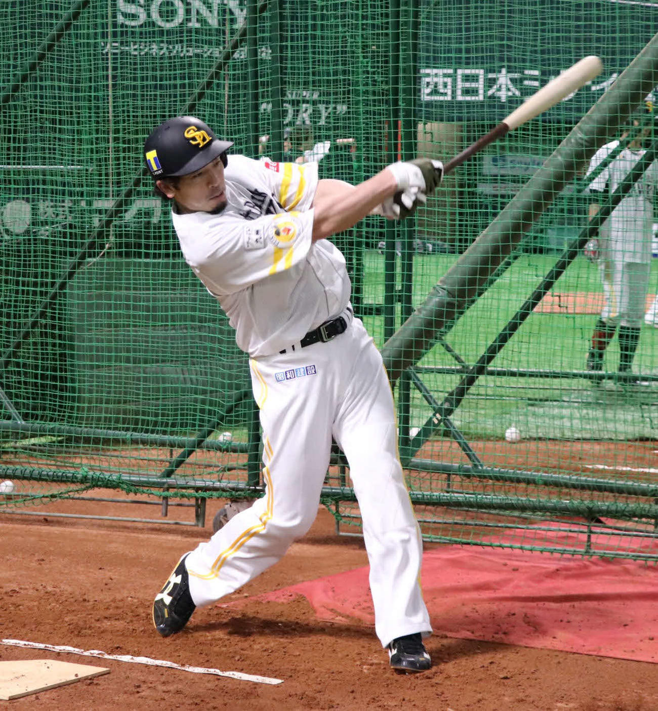 打撃練習で快音を響かせる松田宣（球団提供）
