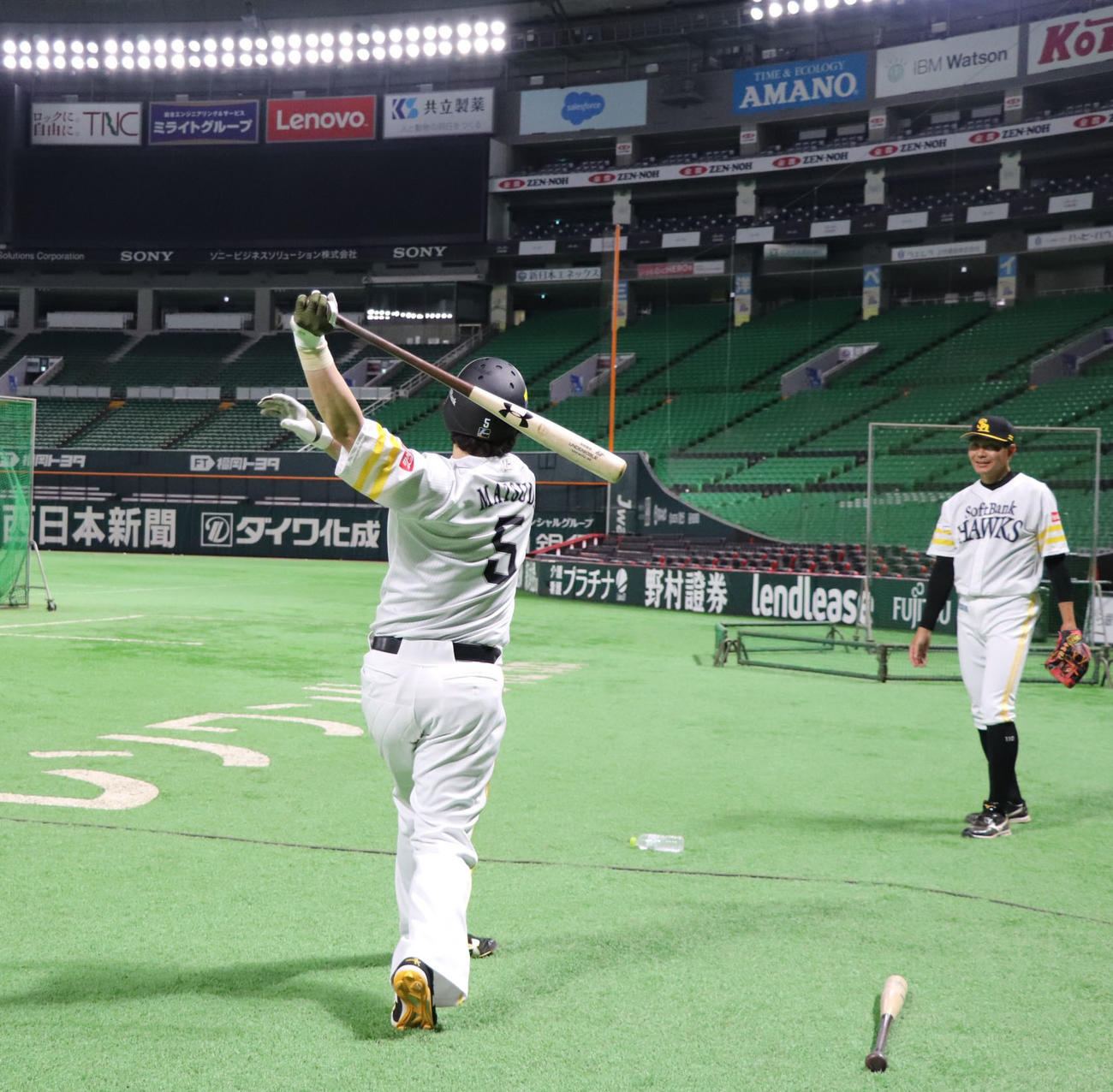 ロングティーで打撃練習する松田宣浩（球団提供）