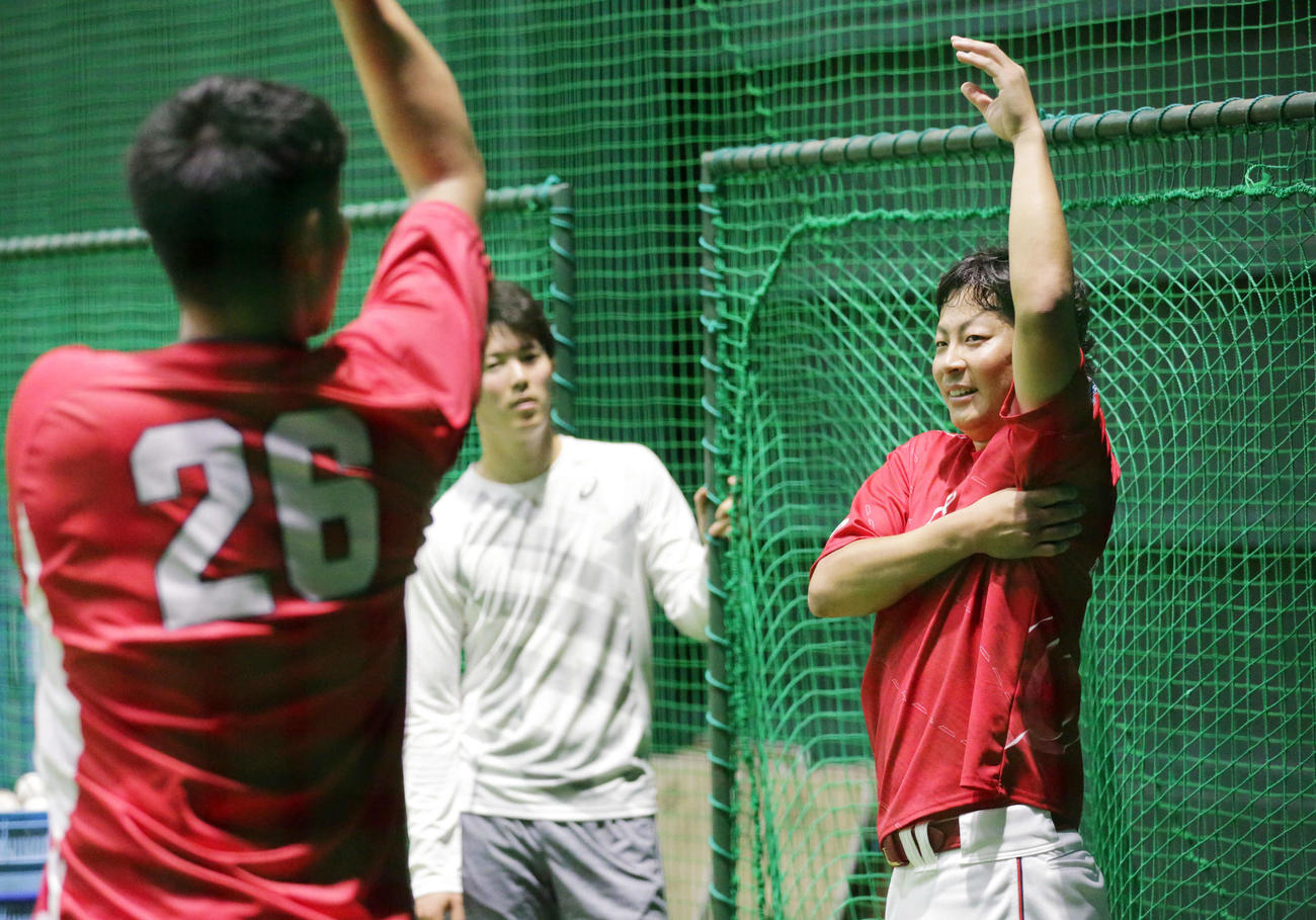 プロ野球広島練習　中田廉（左）のアドバイスで腕を上げる一岡竜司（右）。中央は森下暢仁（撮影・加藤孝規）