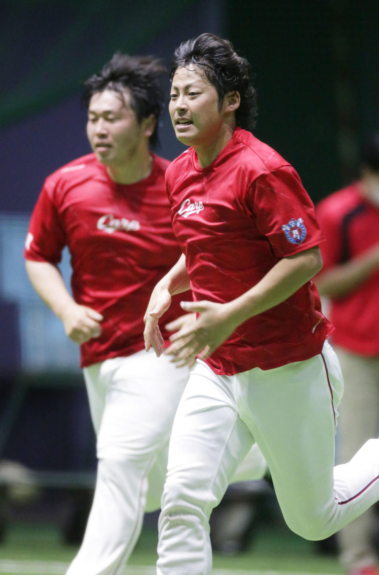 プロ野球広島練習　走り込む一岡竜司。左は菊池保則（撮影・加藤孝規）