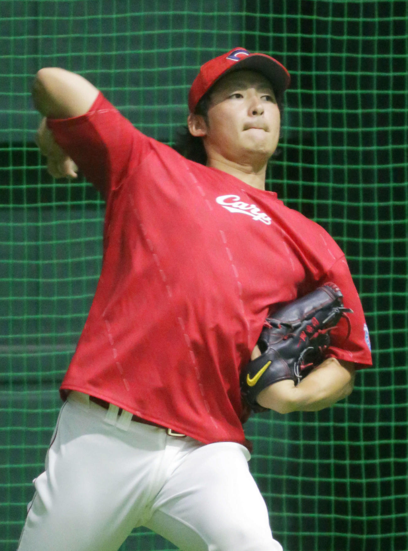 プロ野球広島練習　キャッチボールをする一岡竜司（撮影・加藤孝規）