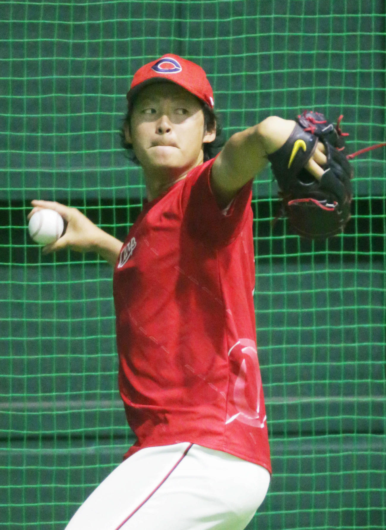 プロ野球広島練習　キャッチボールをする一岡竜司（撮影・加藤孝規