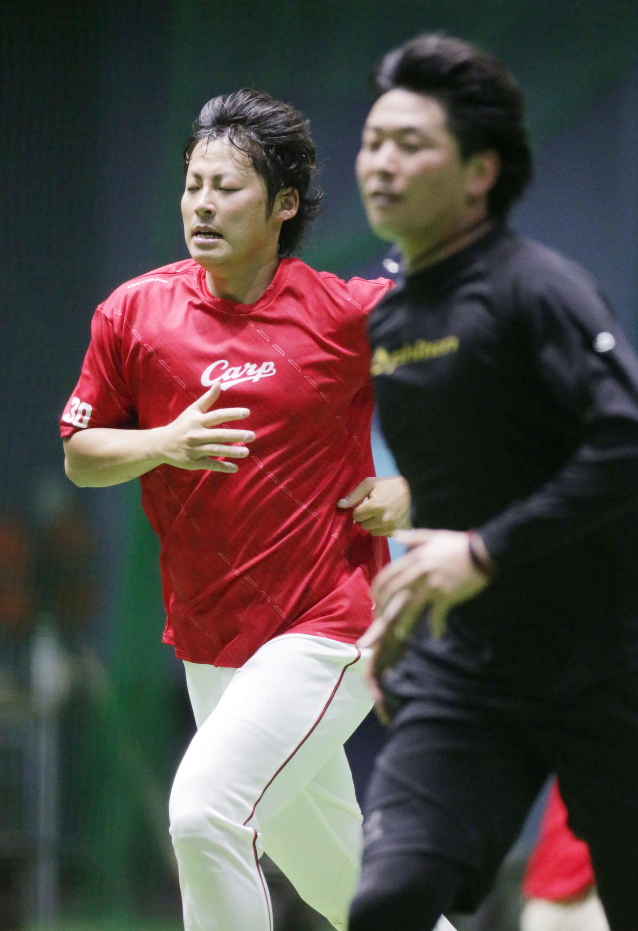 プロ野球広島練習　走り込む一岡竜司。右は大瀬良大地（撮影・加藤孝規）