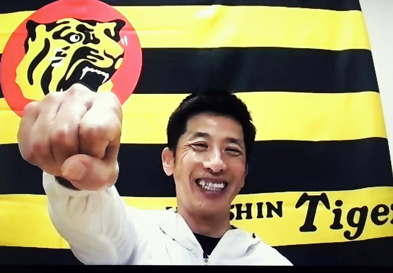 オンライン取材中、笑顔で矢野ガッツを披露する阪神矢野監督（撮影・前田充）