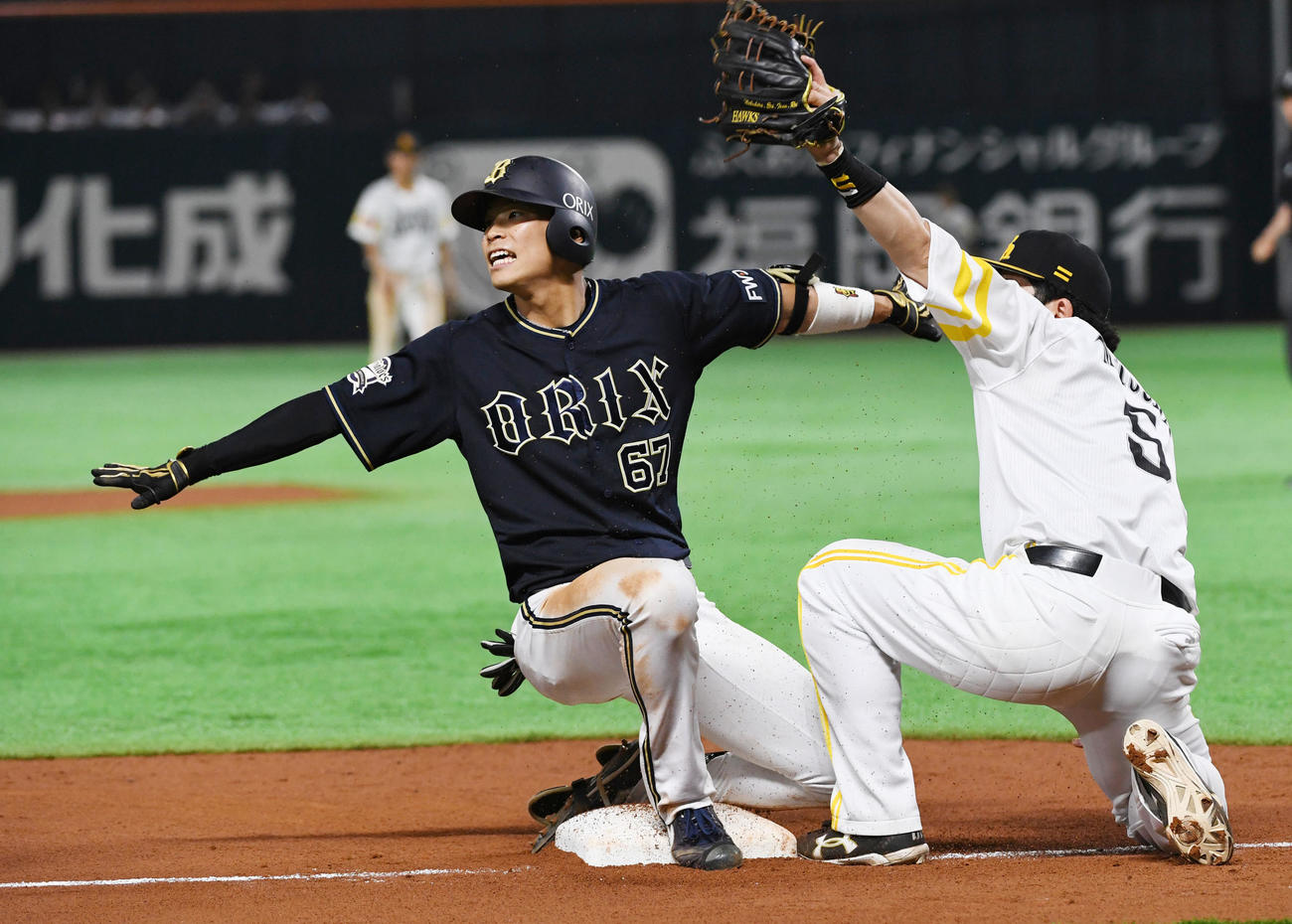 同点の三塁打を放ち滑り込む中川圭太（2019年4月24日撮影）