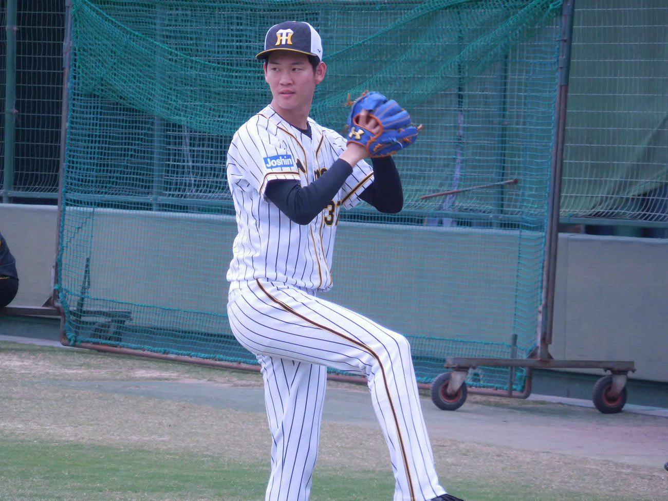 鳴尾浜球場で自主練習を行う阪神及川（球団提供）