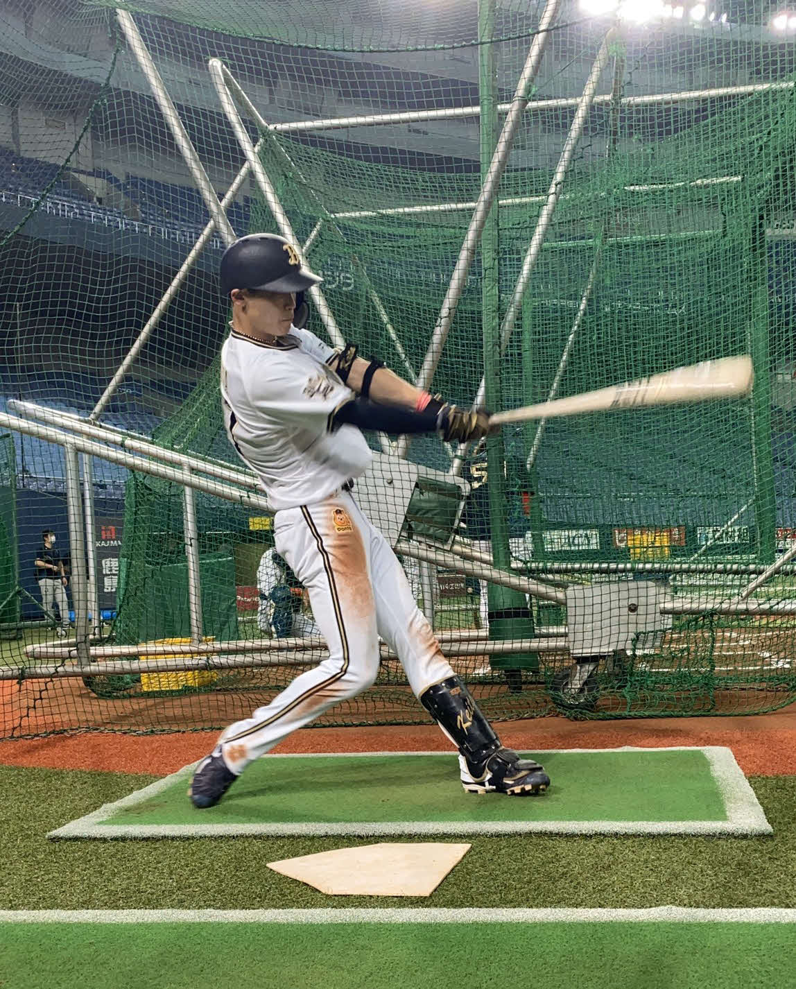 打撃練習を行うオリックス中川（球団提供）