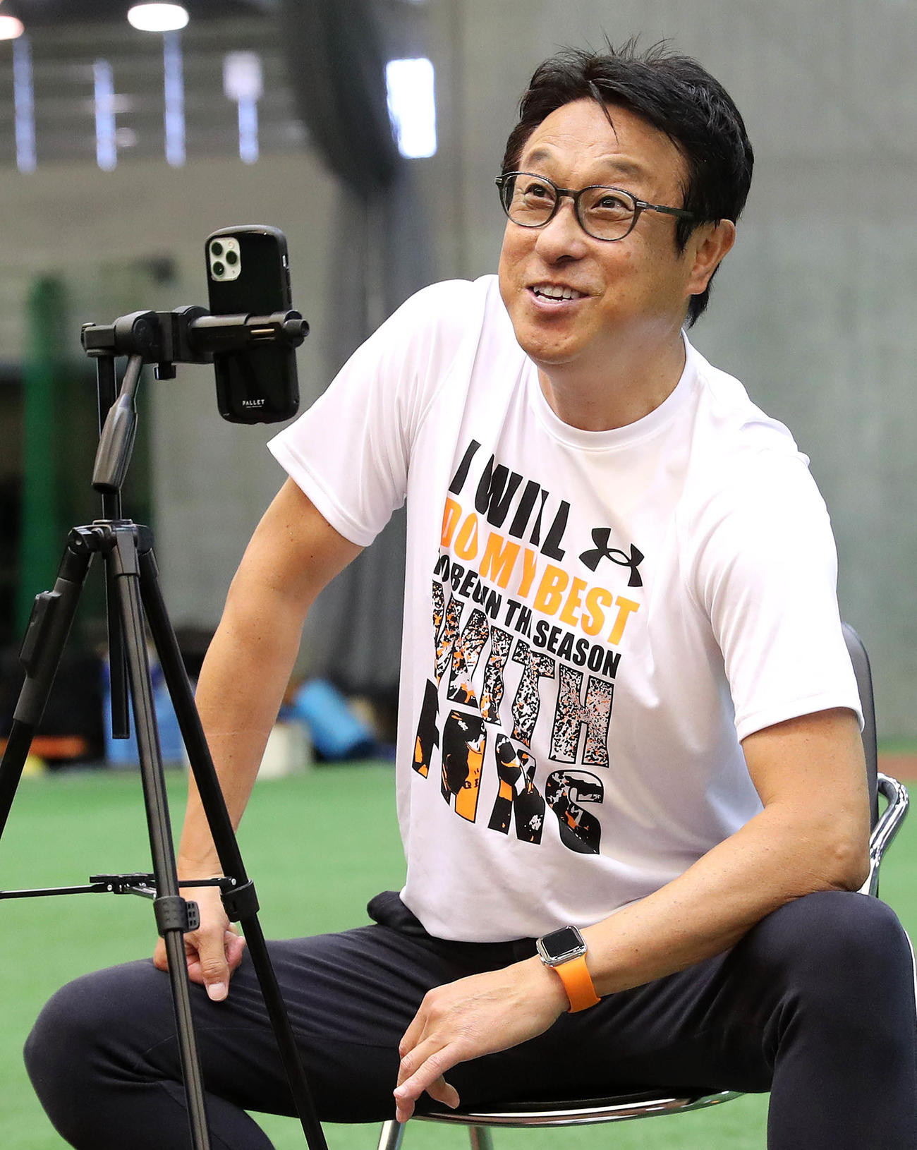 インスタライブに登場し笑顔を見せる巨人宮本コーチ（提供：読売巨人軍）