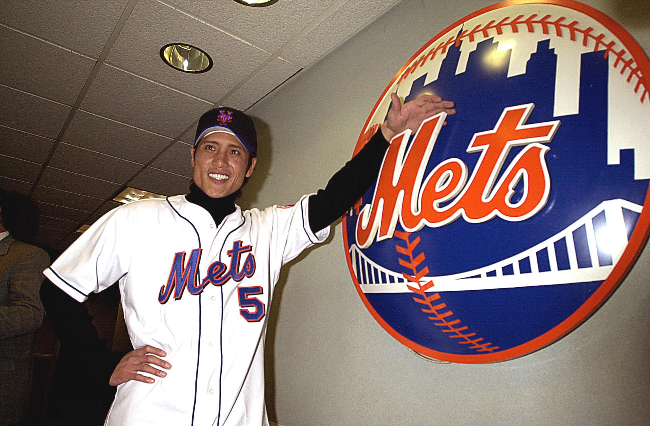 ニューヨーク・メッツとの正式契約を交わし、球団ペットマークに笑顔で手をかける新庄剛志氏（2000年12月20日撮影）