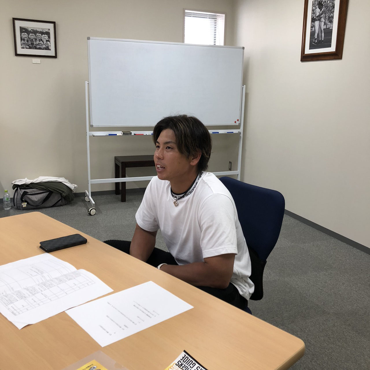 インスタライブでファンクラブKIDS会員と話をする梅野隆太郎（阪神タイガース提供）