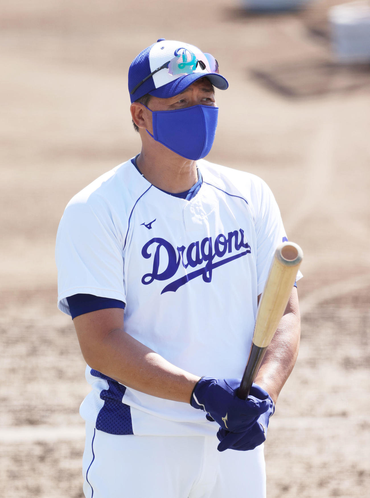 練習を見つめる与田監督（現場代表）