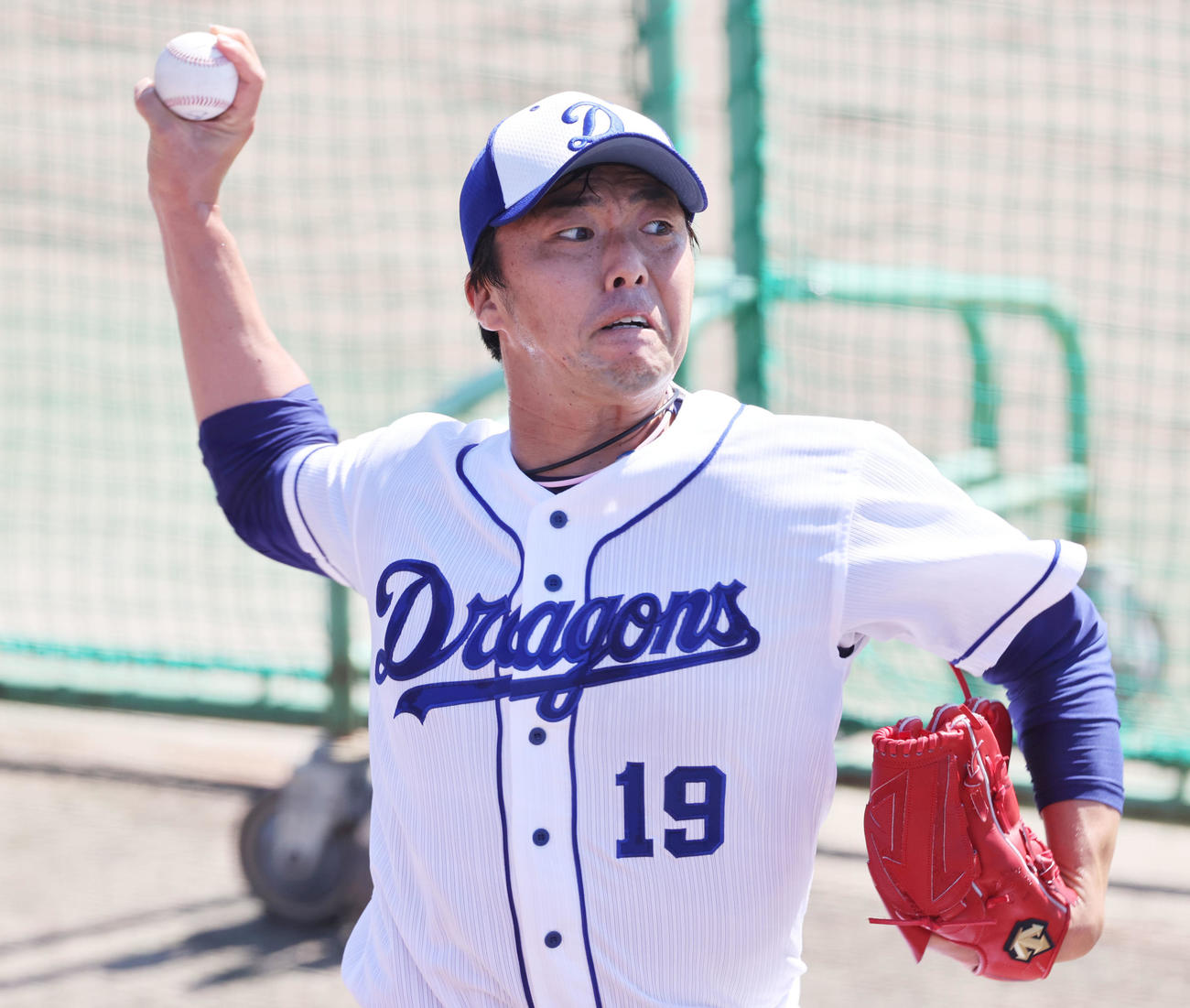 ブルペンで投球練習をする吉見（現場代表）