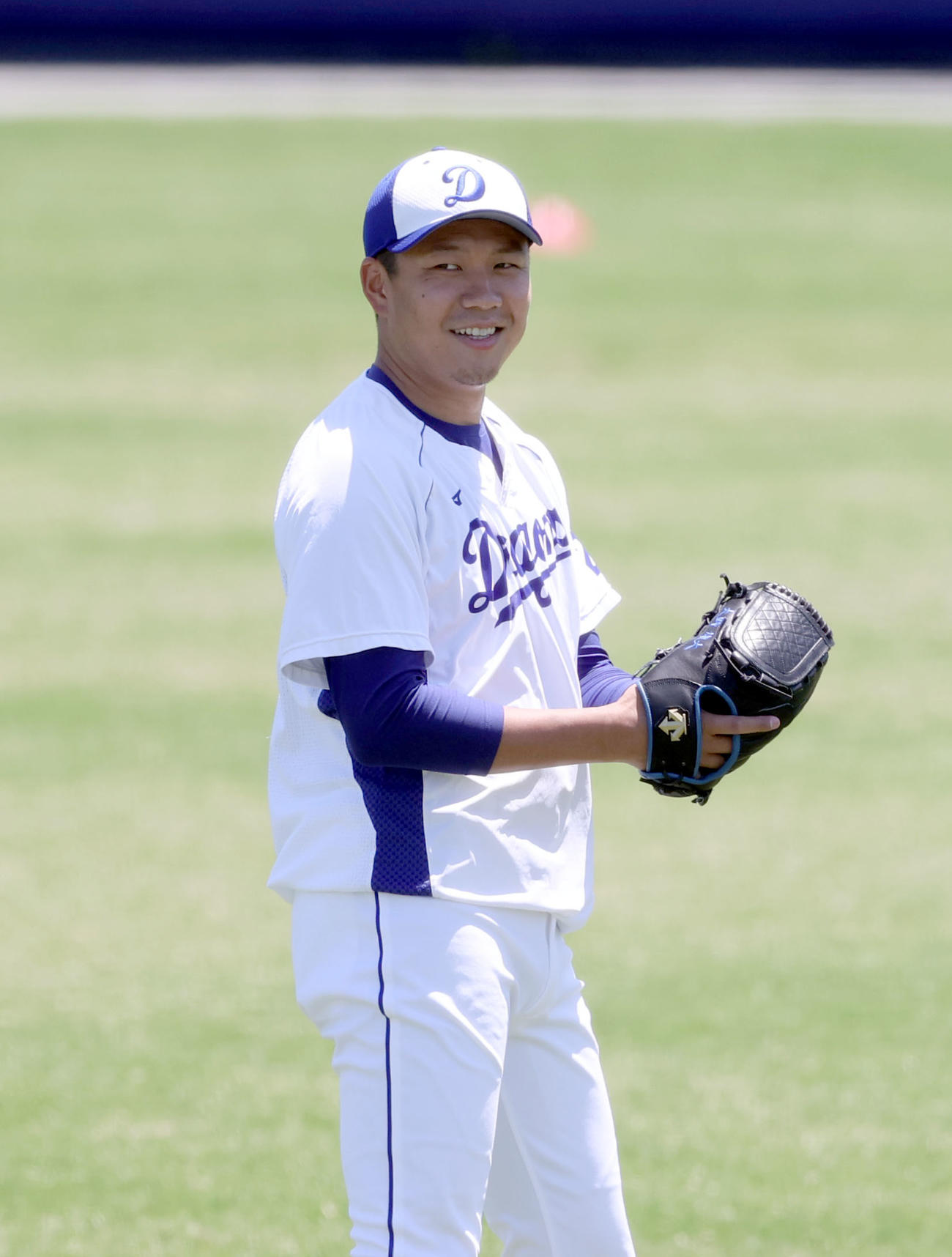 明るい表情でキャッチボールをする大野雄（現場代表）