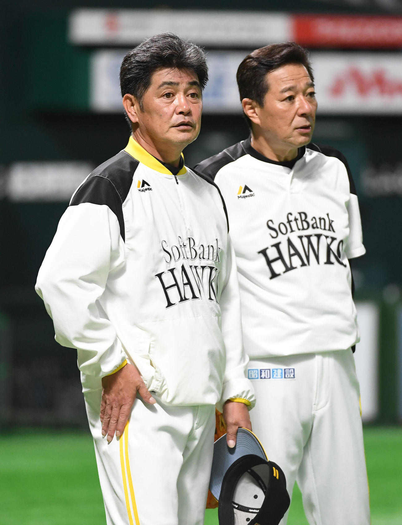 練習を見守る工藤公康監督（左）と森浩之ヘッドコーチ（2019年9月26日撮影）