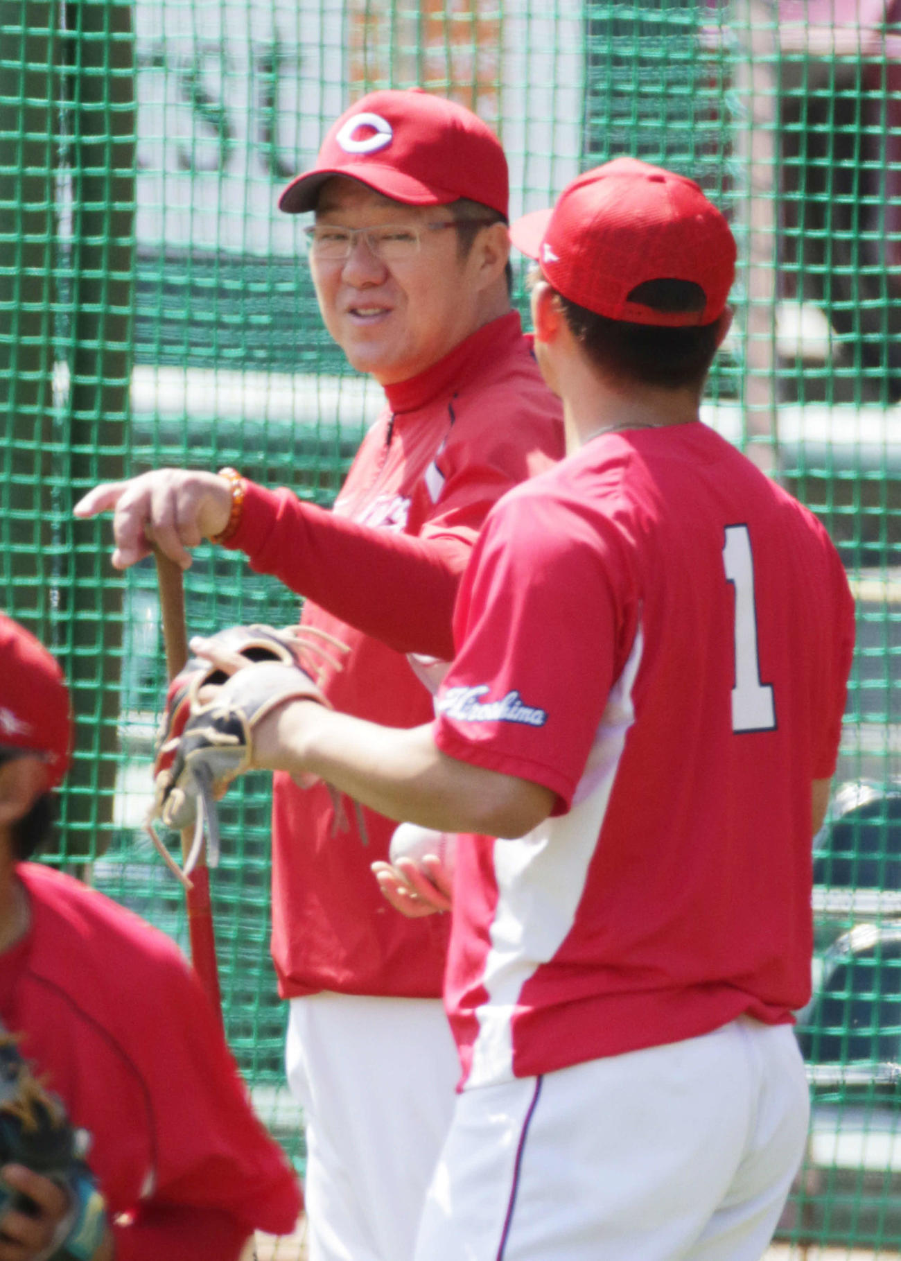 鈴木誠と話す広島佐々岡監督（撮影・加藤孝規）