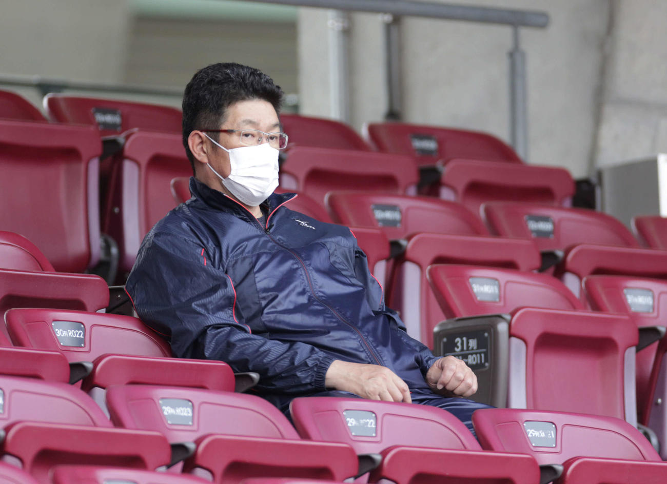 午後組の野手練習を観客席から視察する広島佐々岡監督（撮影・加藤孝規）