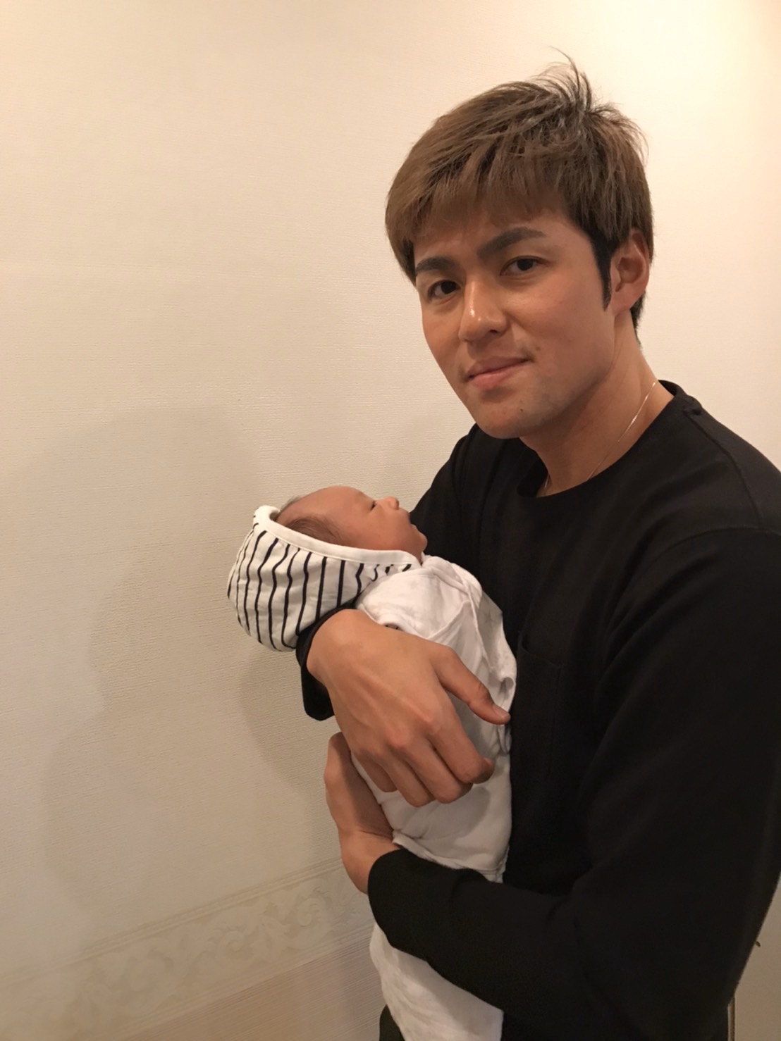 第1子の長男を抱っこする西武木村（本人提供）