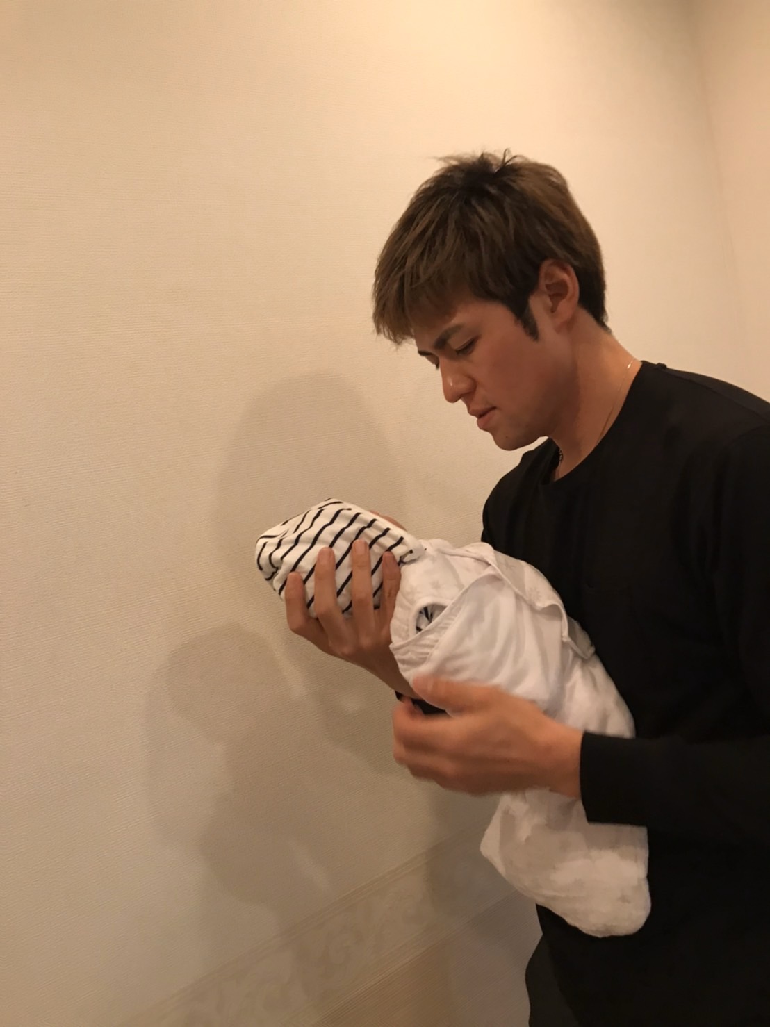 第1子の長男を抱っこする西武木村（本人提供）