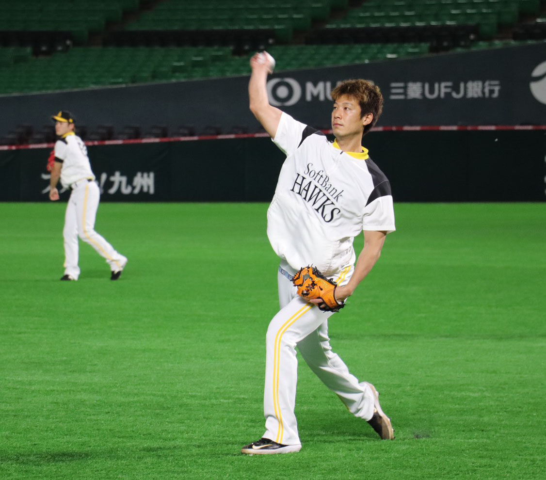 キャッチボールで調整する岩崎翔（撮影・球団提供）