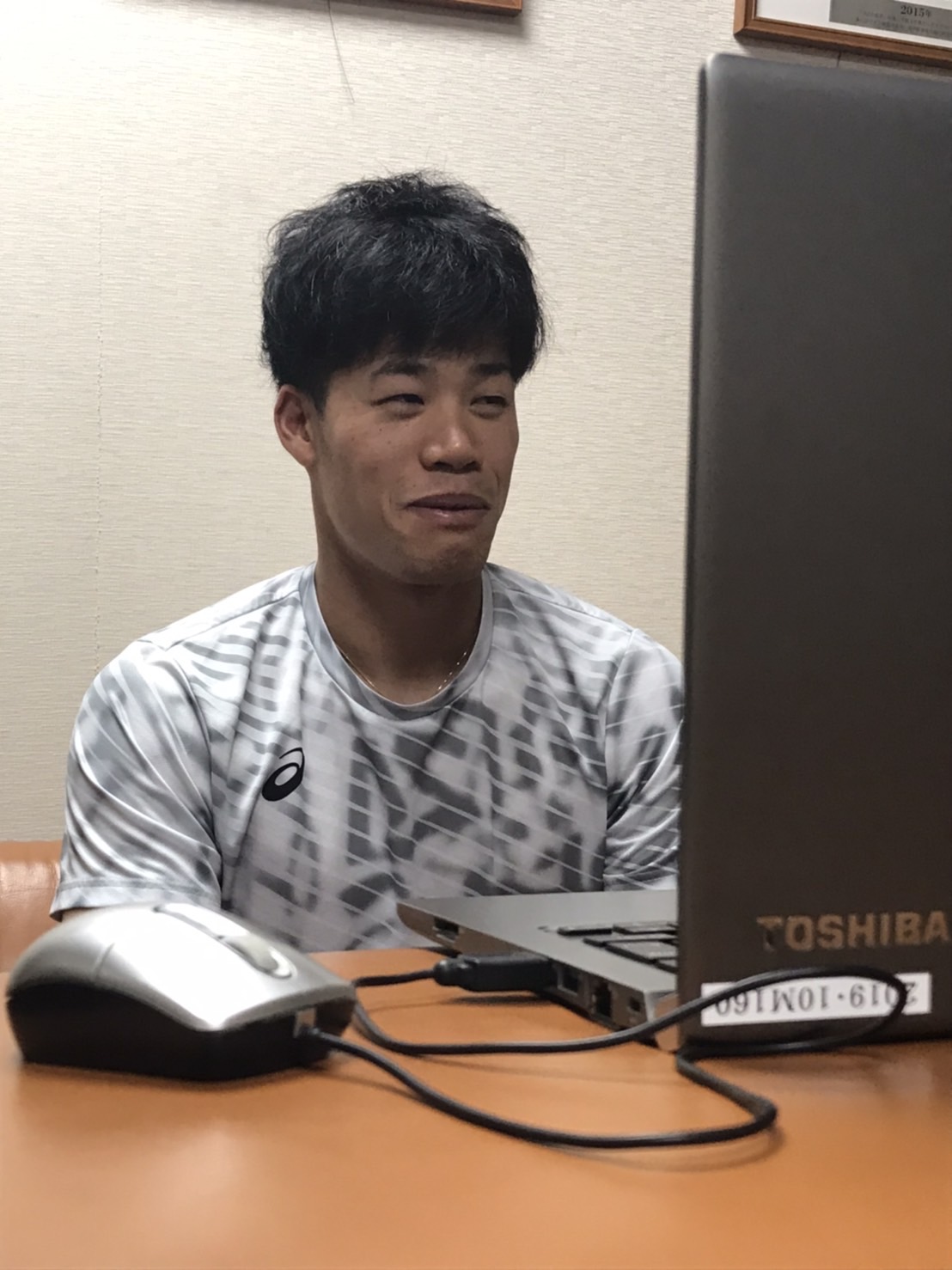 オンライン会議システム「Zoom」で取材を受けるヤクルト塩見（球団提供）